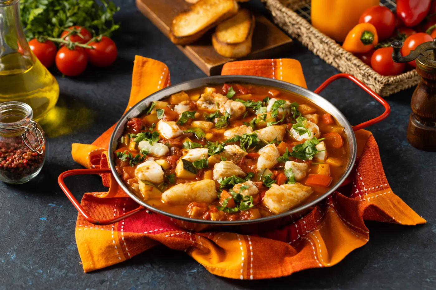 Gulasz rybny to danie, które się robi szybko, a jest pyszne i rozgrzewające  