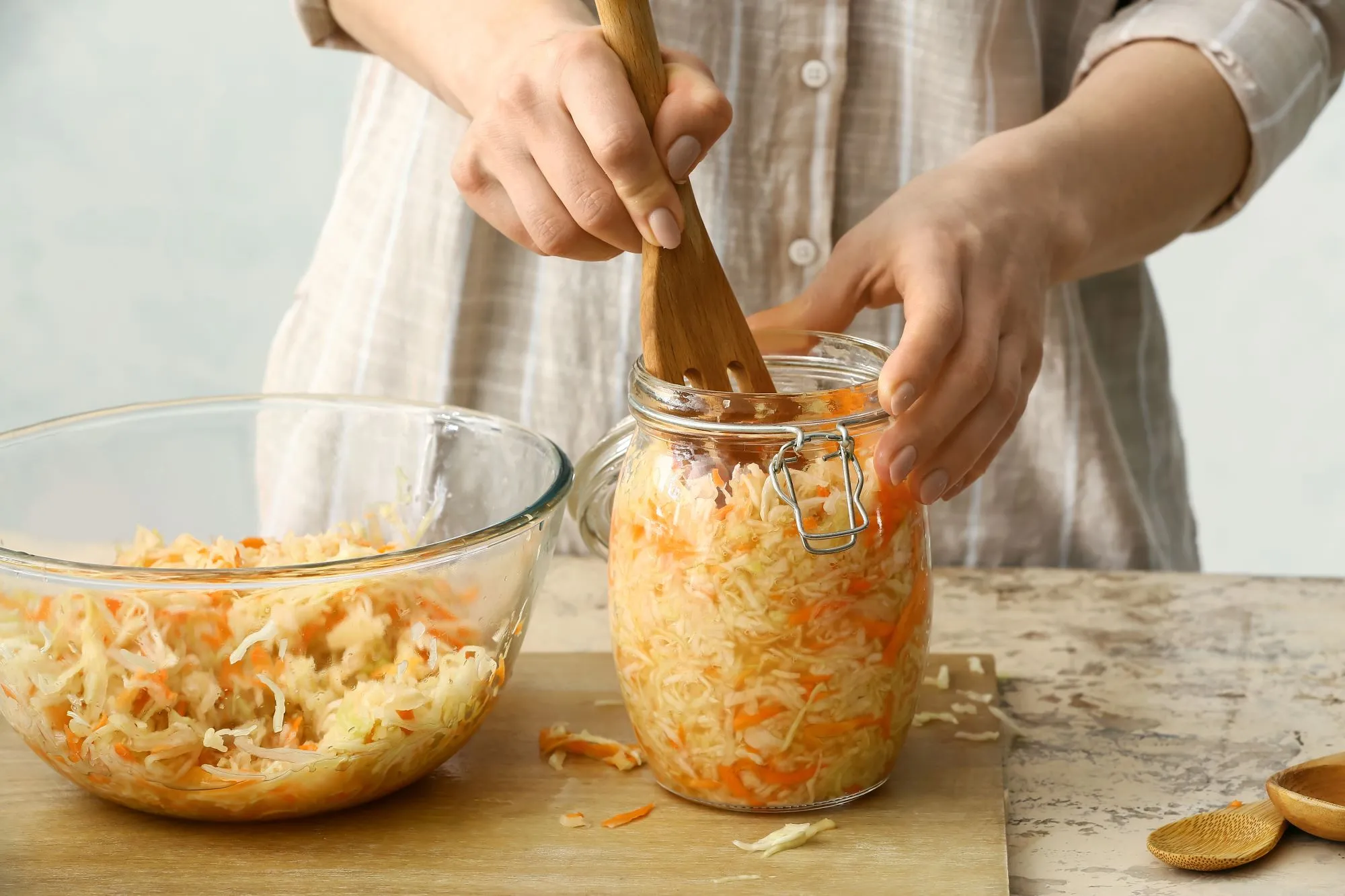 Kapusta kiszona w słoikach na zimę - przepis. Jak długo kisić kapustę w słoikach? Ile soli do kiszenia kapusty na 1 kg?