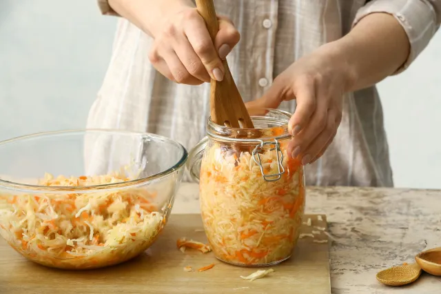 Kapusta kiszona w słoiku - przepis. Jak kisić kapustę w słoikach? Ile soli potrzeba do kiszenia kapusty w słoiku?