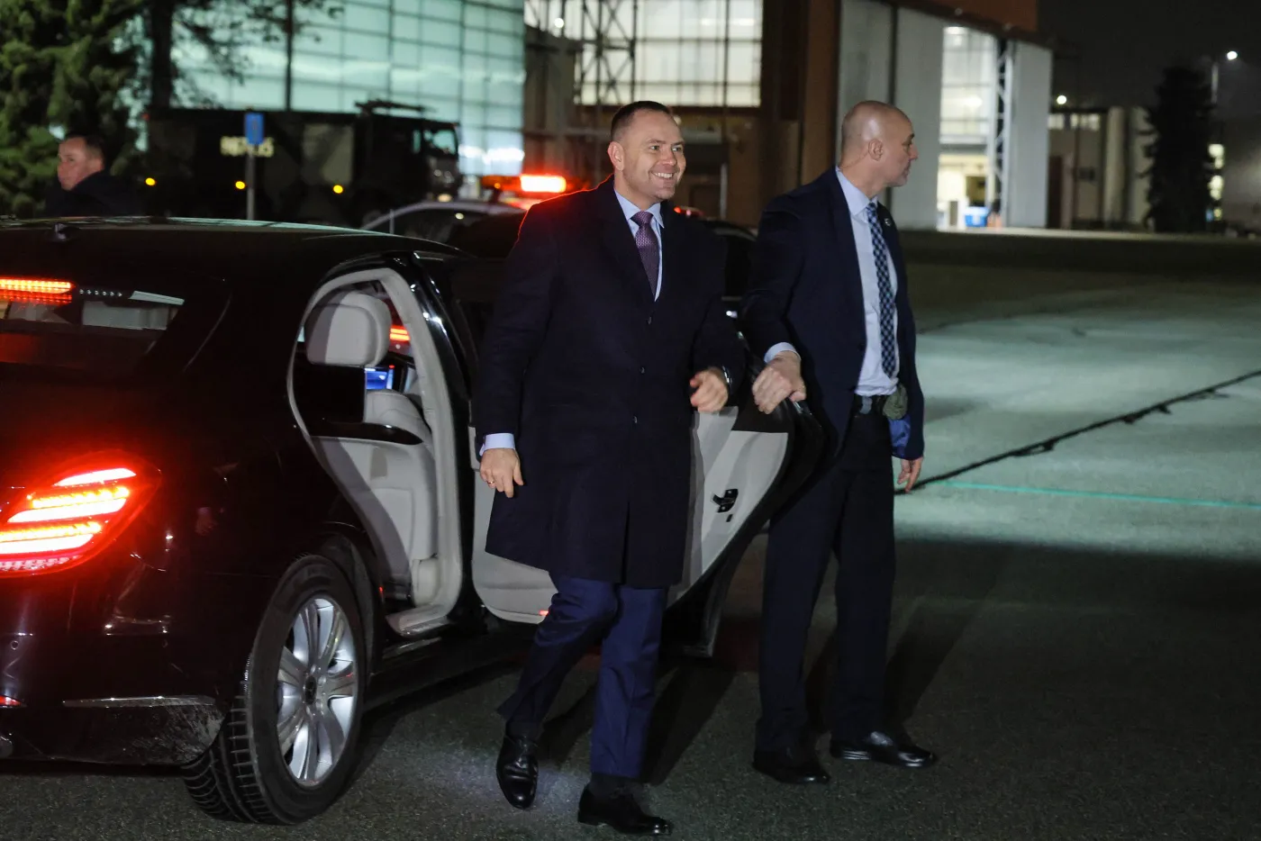 Awantura o brudne auto prezydenta na Łotwie. Radosław Sikorski zabrał głos [FOTO]