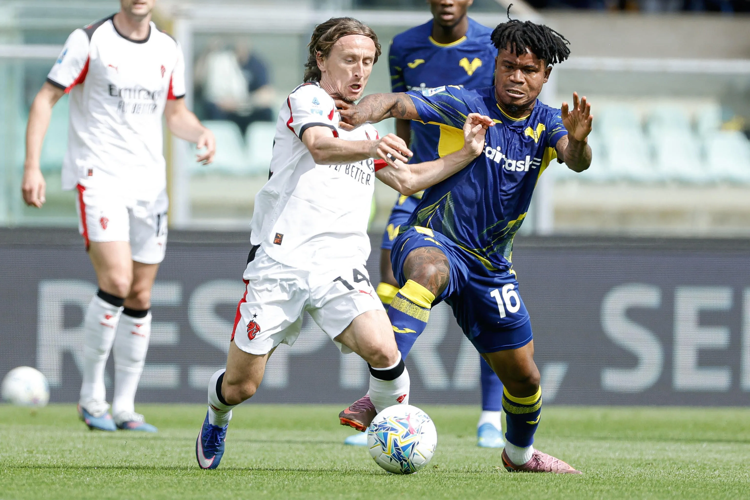 Piłkarz wdał się w bójkę z kibicem. Orban nie chciał stanąć do zdjęcia