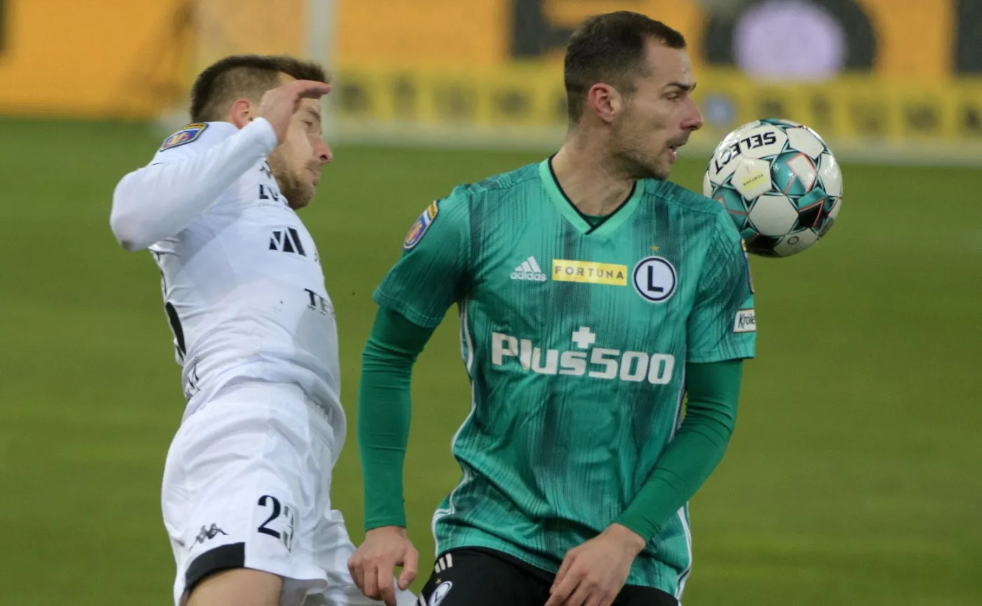 Piłkarz Widzewa Łódź Łukasz Kosakiewicz  i Mateusz Cholewiak z Legii Warszawa