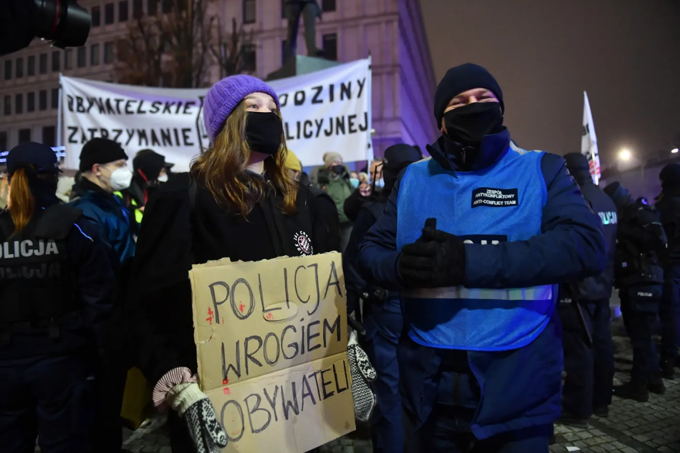 uczestnicy-protestu-przeciwko-zakazowi-przemieszczania-sie-w-noc-sylwestrowa-37040595.jpg