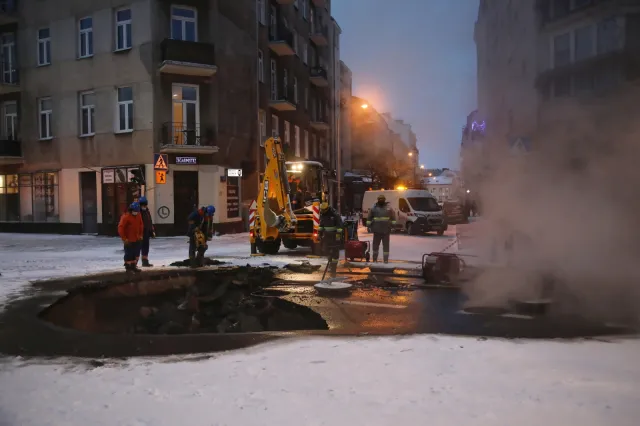 Awaria ciepłownicza na warszawskiej Pradze została usunięta. Ciepło wróci o 20