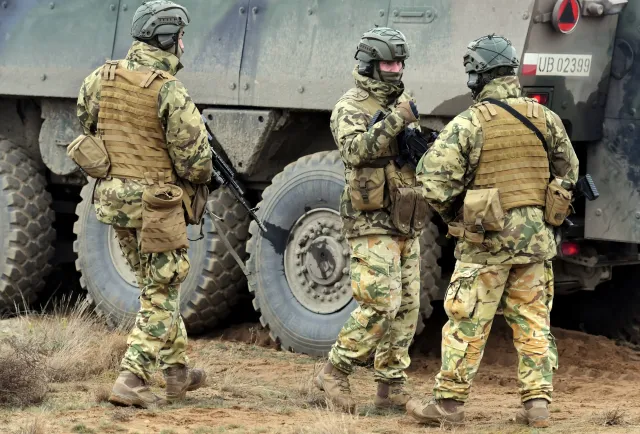 Co łączy karabinek Grot i ćwiczenia "Zima"? Wojsko nie radzi sobie w wojnie medialnej