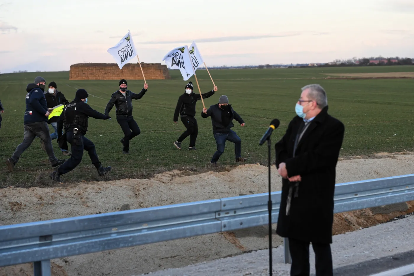 protest-agrounii-podczas-oficjalnego-otwarcia-wschodniej-obwodnicy-wrzesni-37085593.jpg