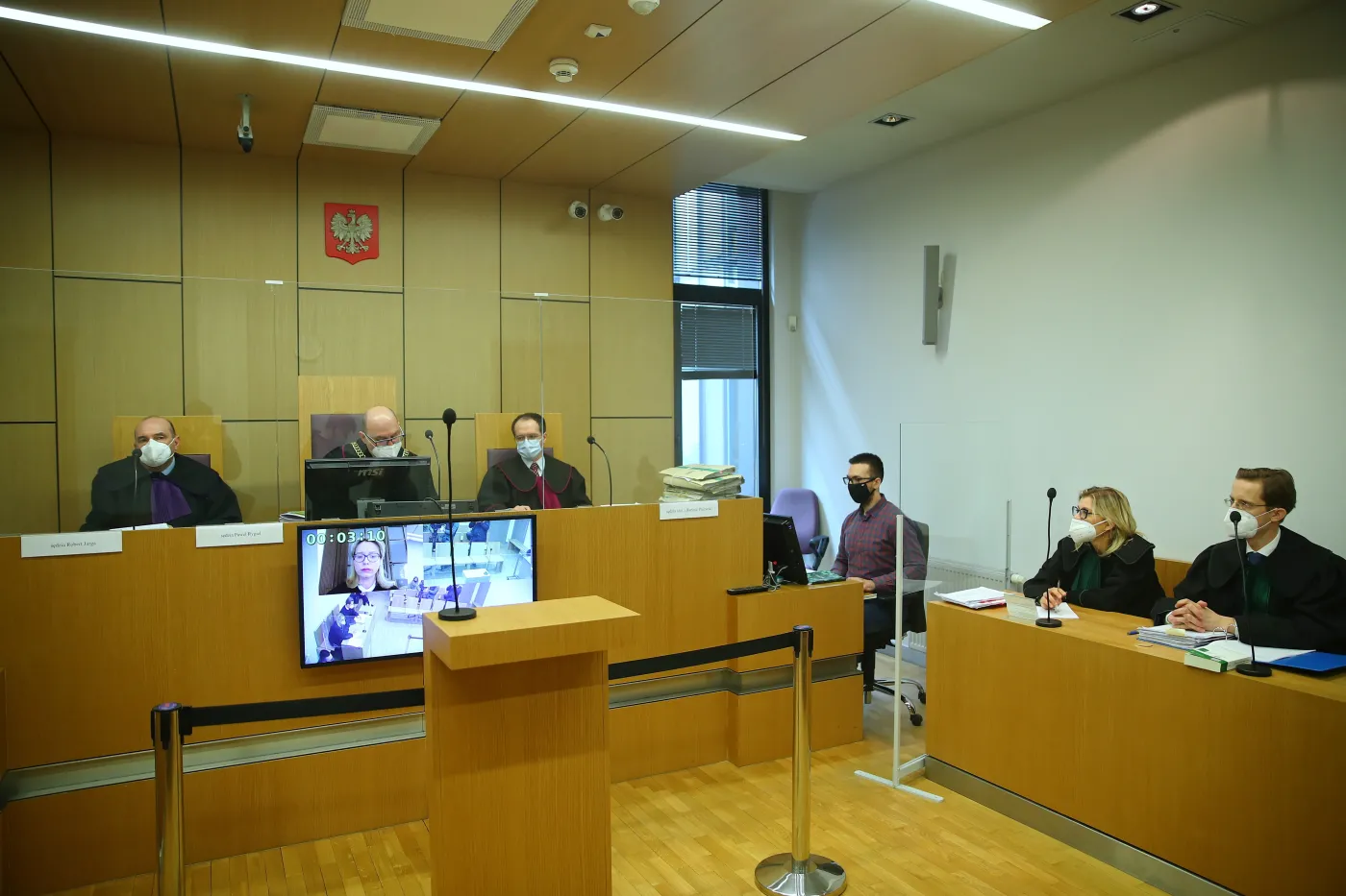 "Nasze matki, nasi ojcowie". "Spiegel": Polski bojownik ma rację. Ale to, że zajął się tym sąd, budzi strach