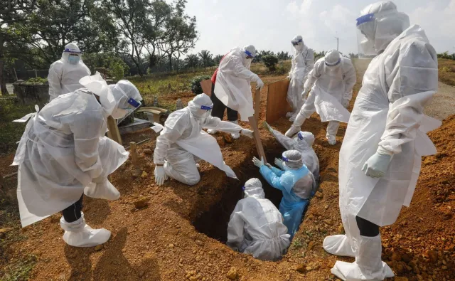 Powrót pandemii w Malezji. Kraj zamyka większość fabryk i galerii handlowych