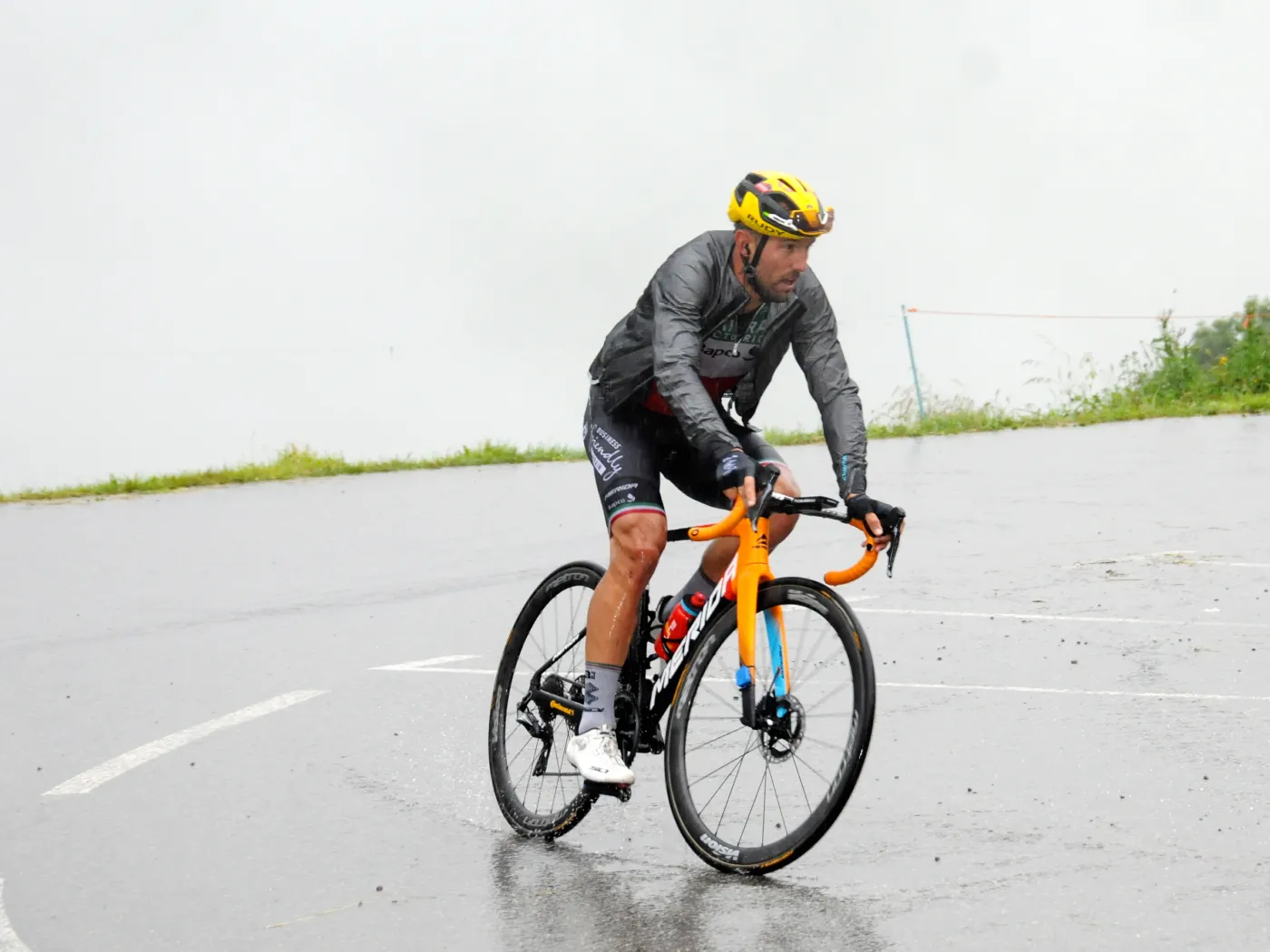 Tour de France. Nalot policji na hotel i autokar jednej z grup