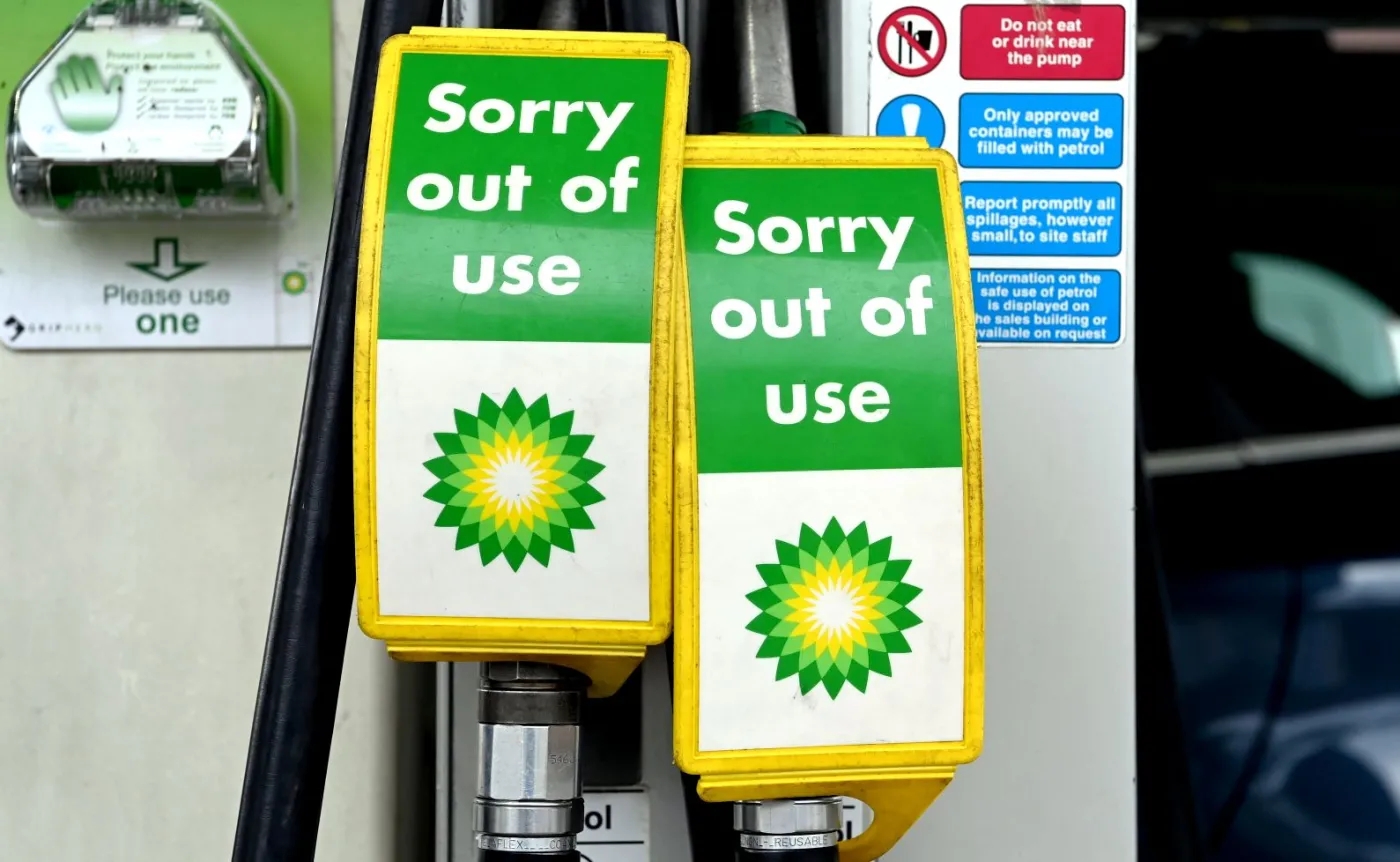 Wielka Brytania cierpi, kolejki na stacjach paliw i racjonowanie benzyny