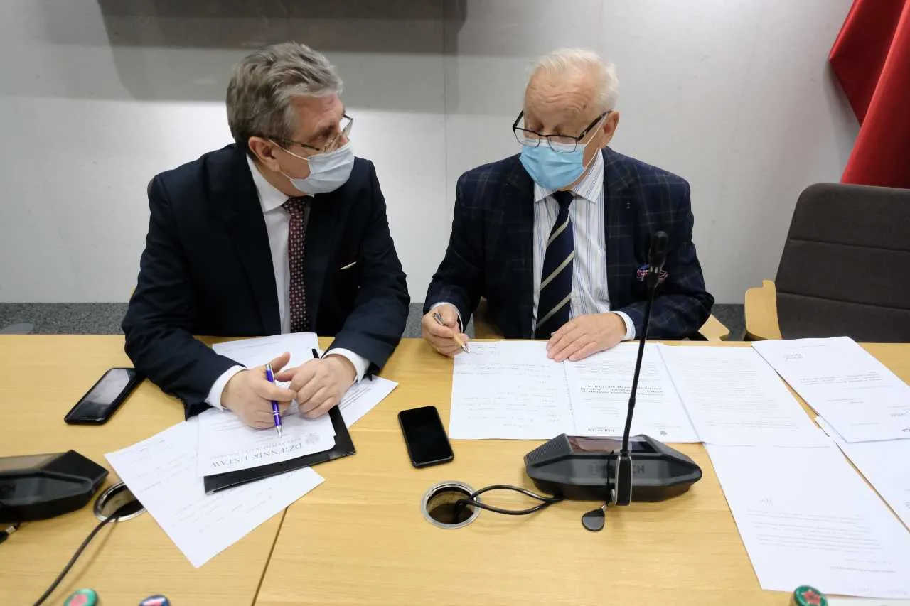 12-15 tys. zł kary za zakażenie kolegów z pracy? Nad takim projektem pracują posłowie