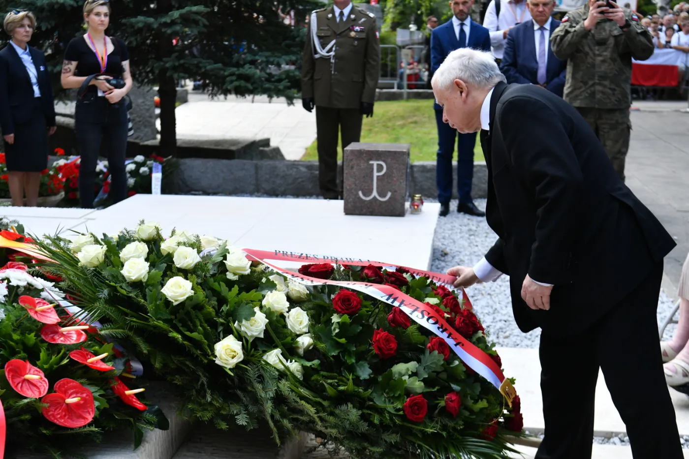 prezes-pis-jaroslaw-kaczynski-p-zlozyl-kwiaty-przed-pomnikiem-gloria-victis-37523641.jpg
