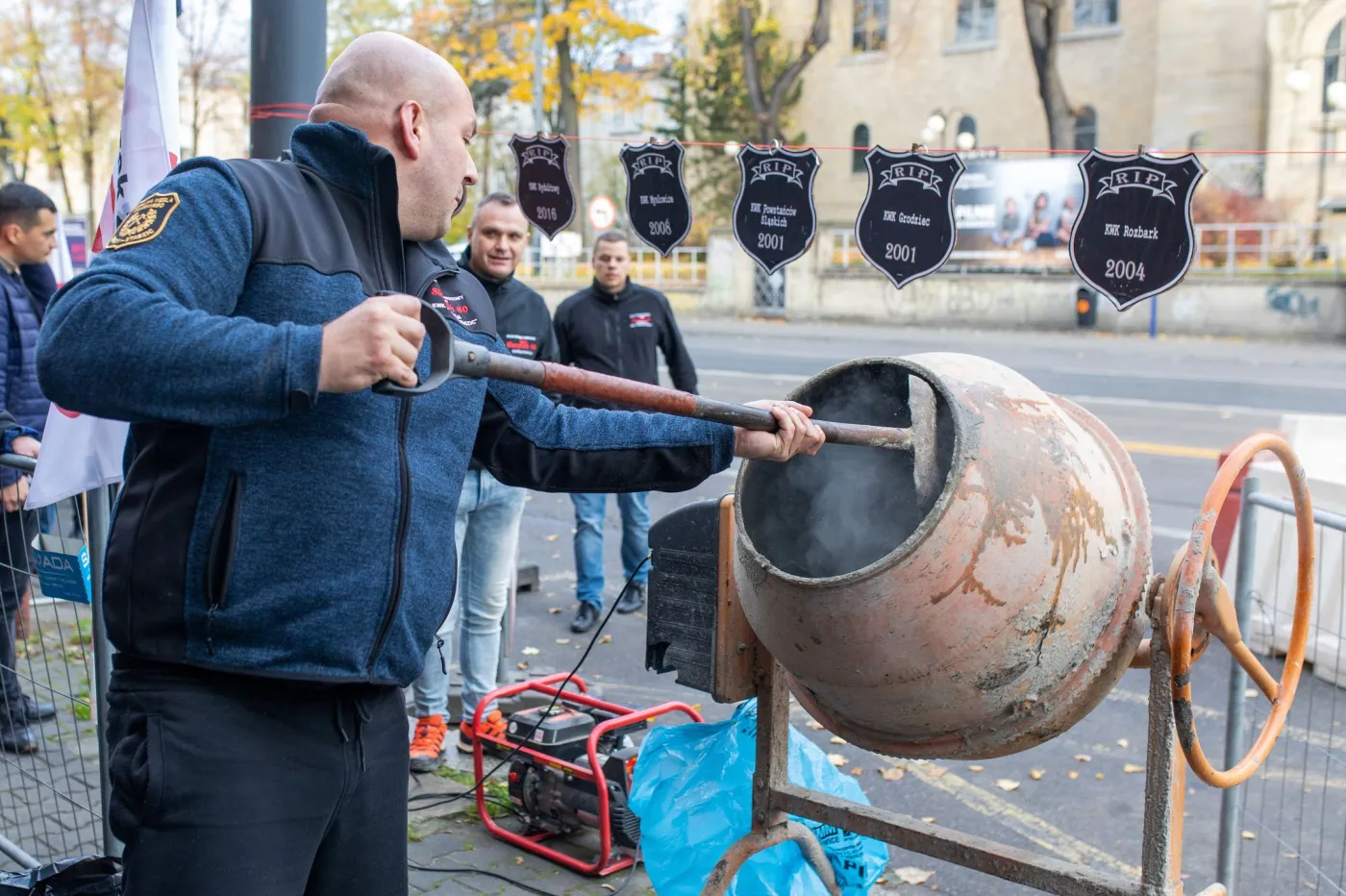 Związkowcy chcieli zamurować biuro poselskie premiera. "Morawiecki to tchórz i oszust"