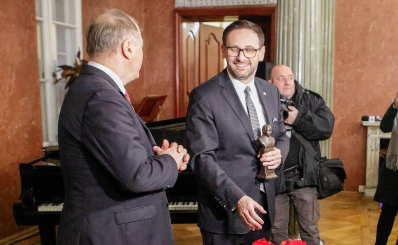 Statuetka Lecha Kaczyńskiego dla Daniela Obajtka. "Za wielkie zasługi dla polskiej niezależności"