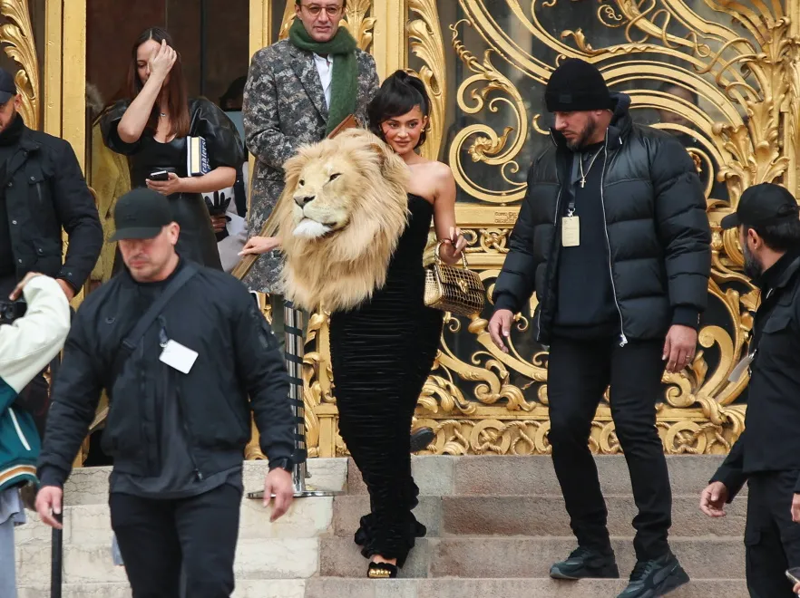 "Zwierzęta to nie akcesoria!". Internauci nie mogą ochłonąć po występie Kylie Jenner i Iriny Shayk w sukni z głową lwa [FOTO]