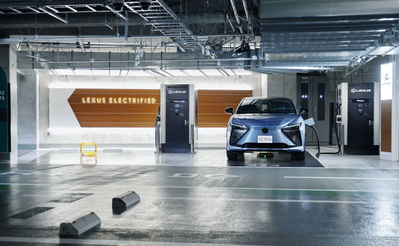 lexus-buduje-wlasna-siec-stacji-szybkiego-ladowania-samochodow-elektrycznych-37837562.jpg