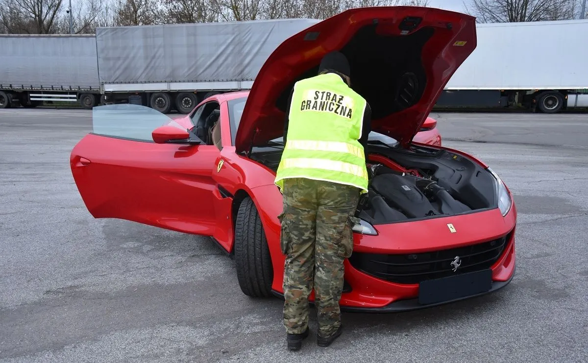 straz-graniczna-odzyskala-poszukiwane-ferrari-portofino-o-wartosci-12-mln-zl-37766582.jpg