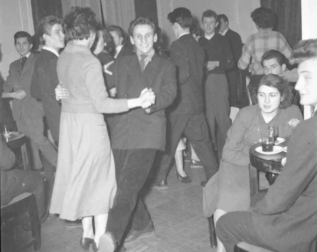 Tak bawiono się na sylwestrach w PRL-u. Tych rzeczy nie mogło na nich zabraknąć