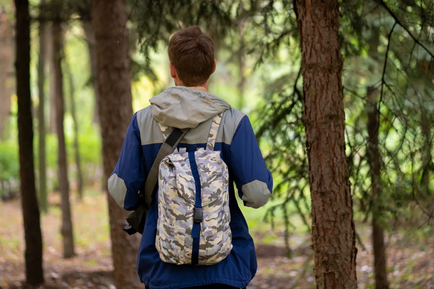 nastolatek nastolatki wycieczka spacer las góry natura chłopak 