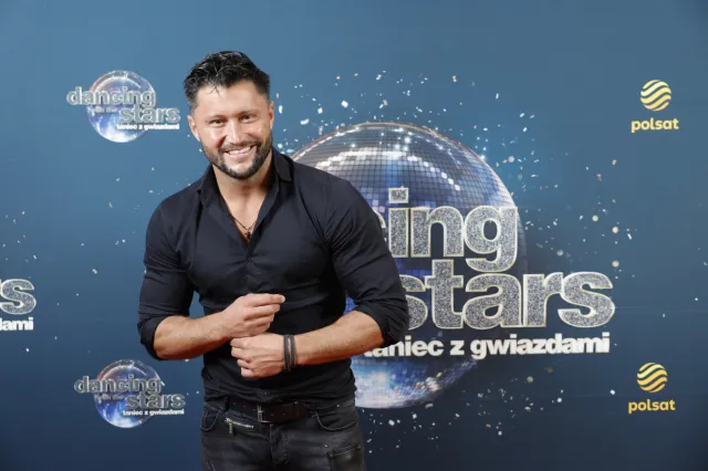 Gwiazdor "Gliniarzy" ostrzega przed złem i Halloween. Wymachuje różańcem