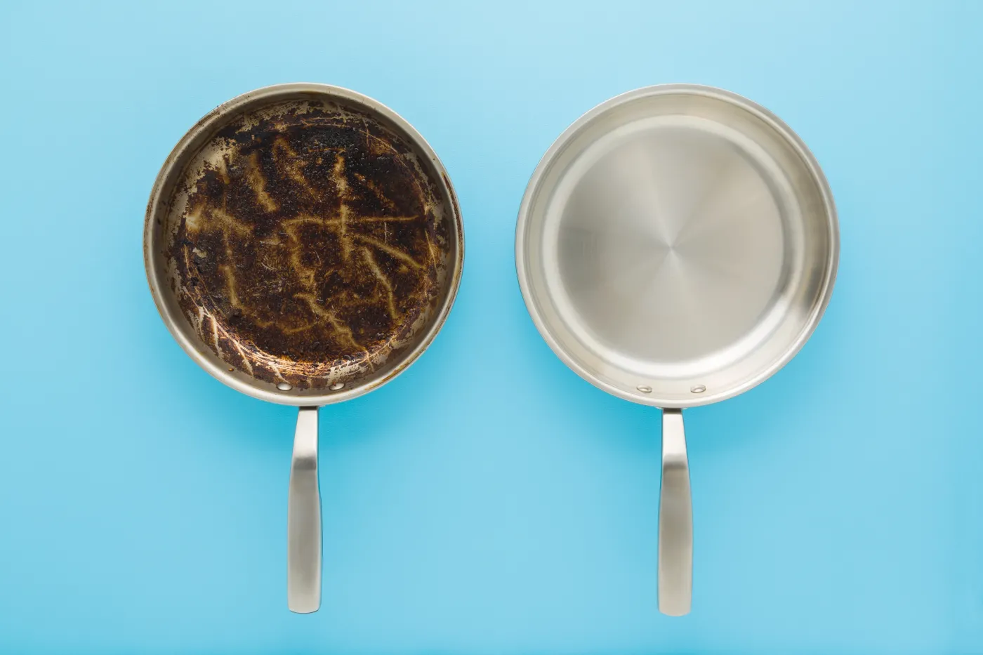 W mig wyczyścisz patelnię. Ten prosty domowy sposób to doskonałe rozwiązanie