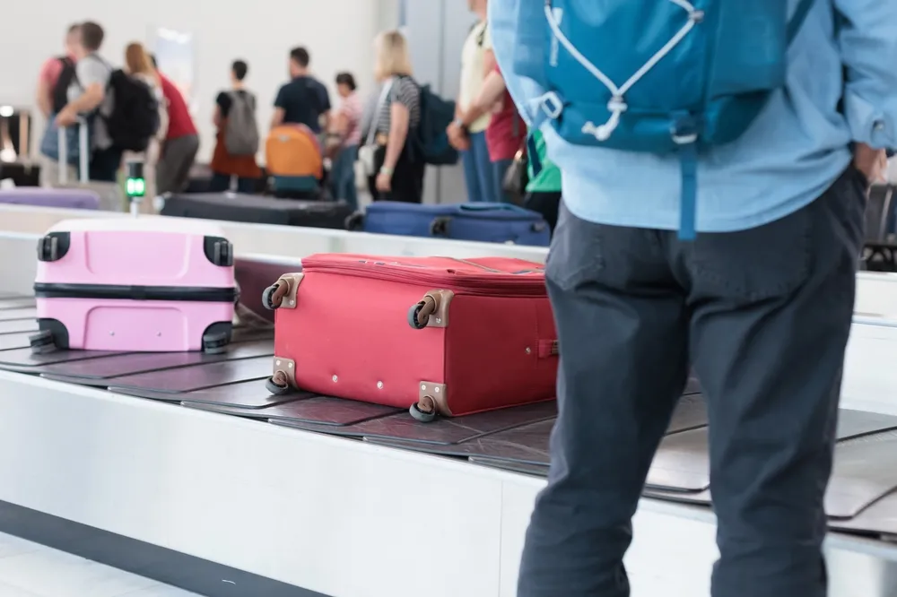 Uwaga, oszustwo! Proponują luksusowe, zagubione walizki z lotniska na Okęciu. Można stracić wszystko