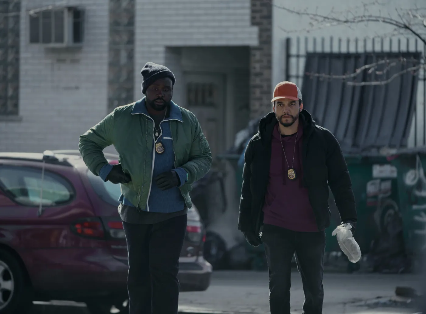 Brian Tyree Henry i Wagner Moura w pierwszym odcinku serialu "Złodziej dragów"