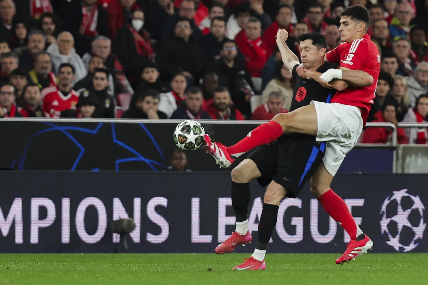 Barcelona wygrała w "10". Lewandowski i Szczęsny bliżej awansu w Lidze Mistrzów