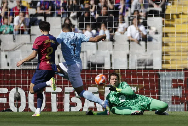 Szczęsny znów popełnił błąd i ponownie aż trzy razy wyjmował piłkę z siatki