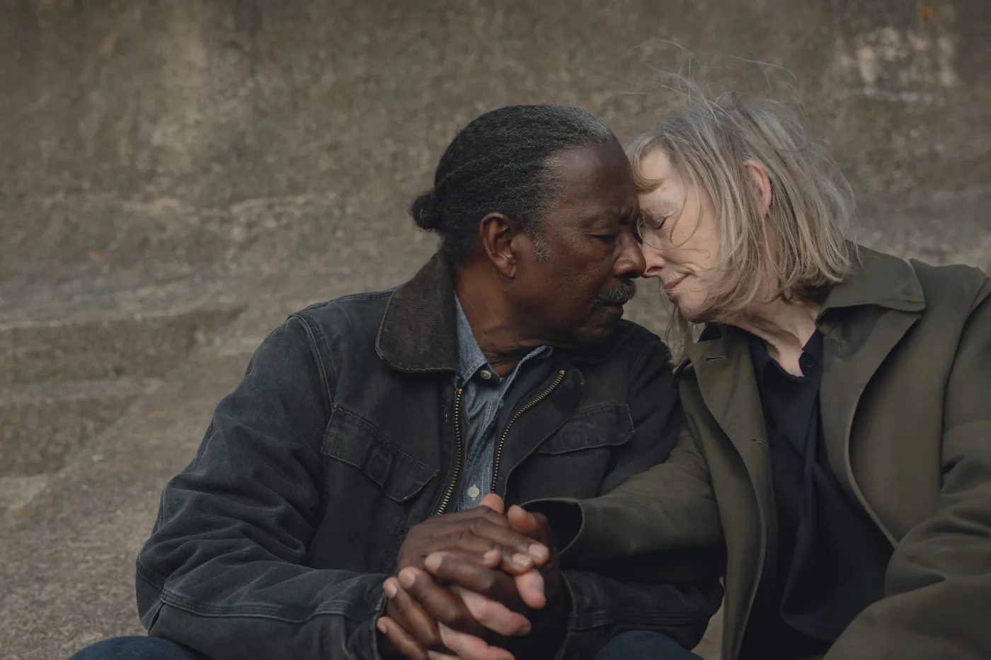 Clarke Peters jako Ken oraz Lindsay Duncan jako Philippa w serialu "TrueLove"