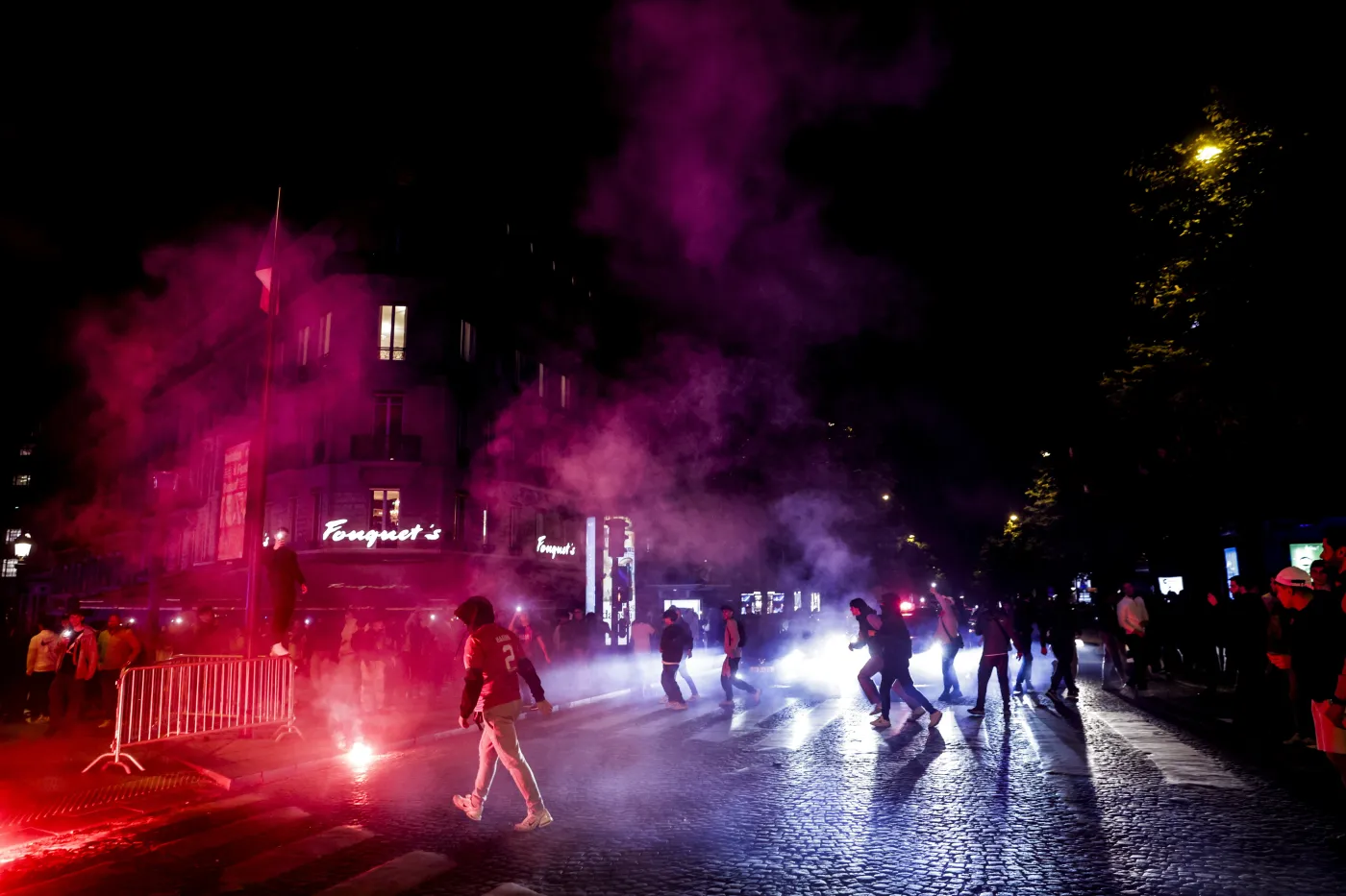 Samochód wjechał w tłum ludzi w Paryżu. Trzy osoby ranne, w tym jedna ciężko