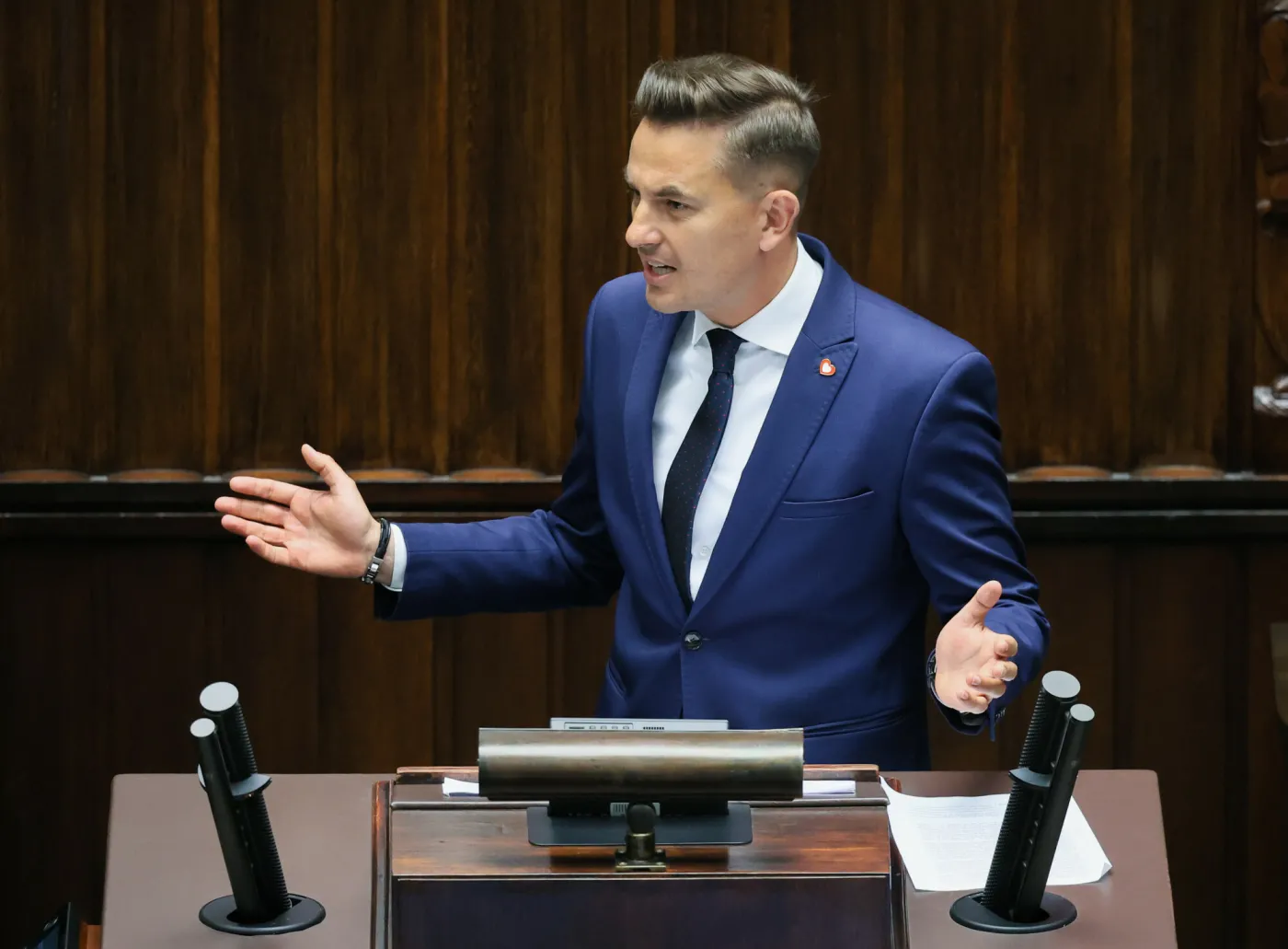 Wiceminister w rządzie Donalda Tuska złamał ciszę wyborczą. Arkadiusz Myrcha przeprasza