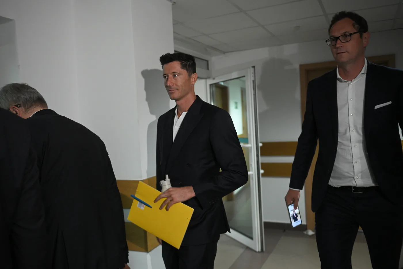 Robert Lewandowski opuścił sąd w asyście policji. Nie odpowiedział na pytania