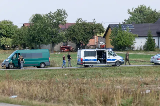 Dron spadł blisko szkoły w centralnej Polsce. Prawie 300 km od granicy