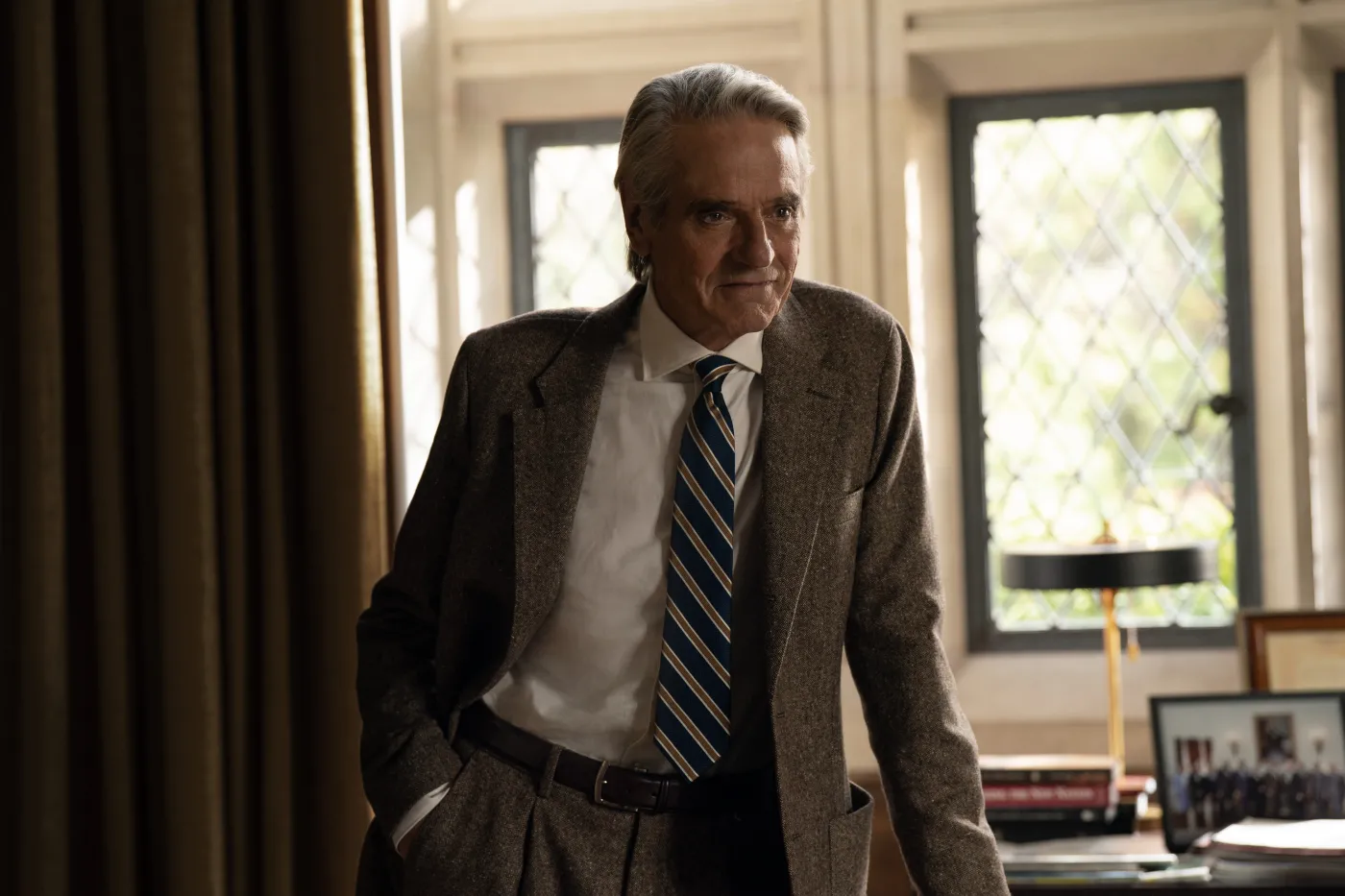 Jeremy Irons w pierwszym odcinku czwartego sezonu serialu "The Morning Show"