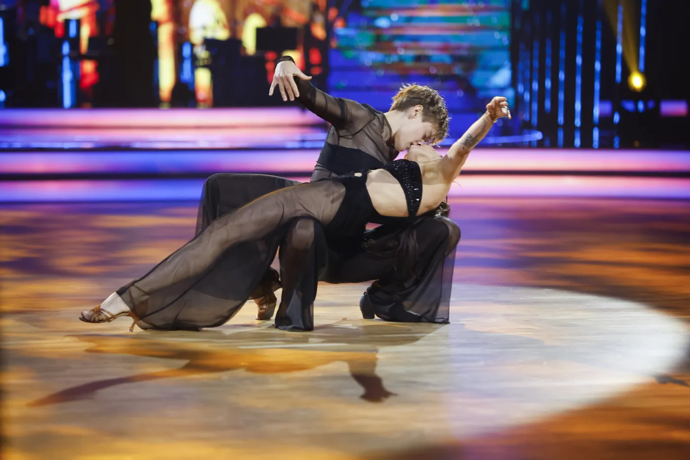 Gorące pocałunki Katarzyny Zillmann i Janji Lesar. Widzowie podzieleni [WIDEO]