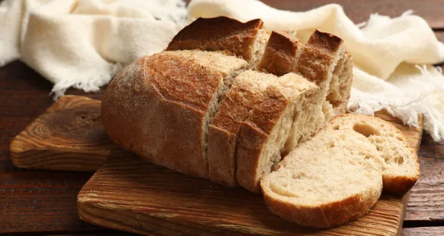 Ratunkowy, szybki przepis na pyszny chleb. Robi się go... na patelni