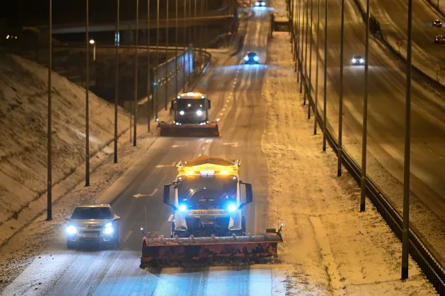 Zima w Polsce nie odpuszcza. IMGW ostrzega, GDDKiA podaje najnowsze informacje