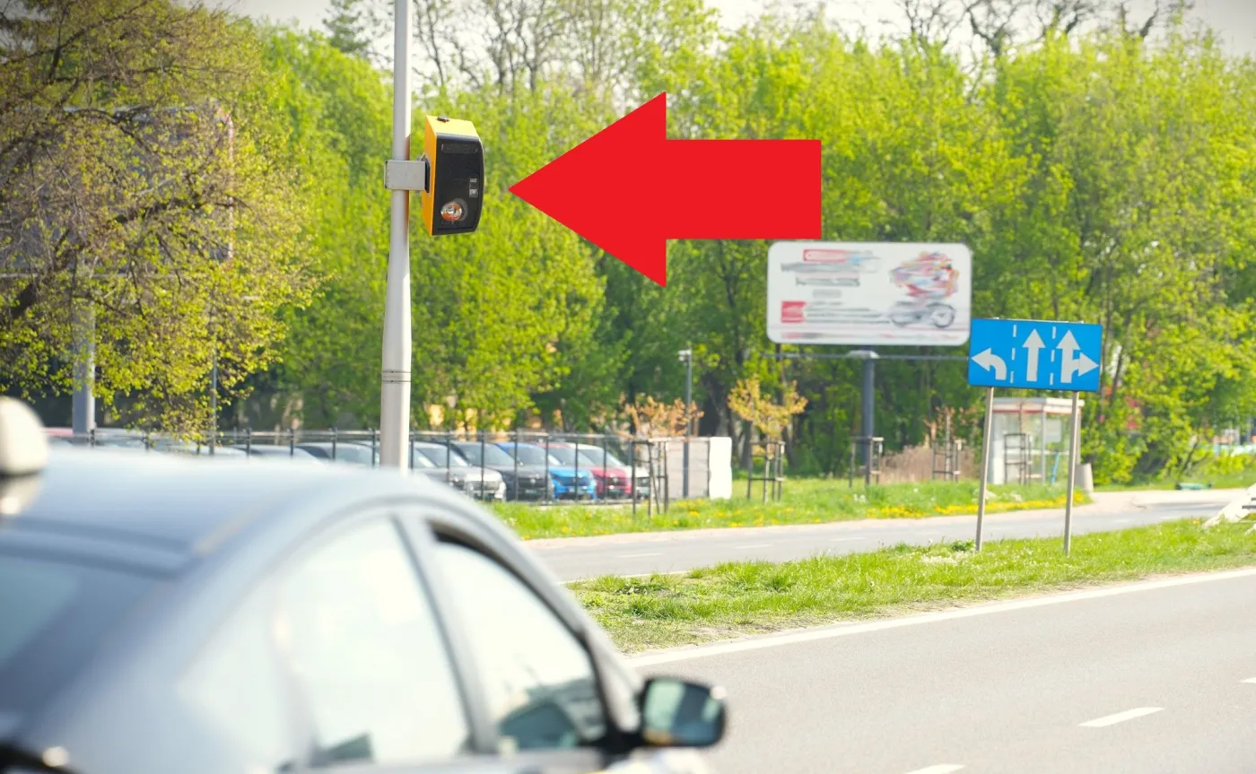 Fotoradar-rekordzista przetrwał 10 godzin i dostał siekierą. To była nocna akcja