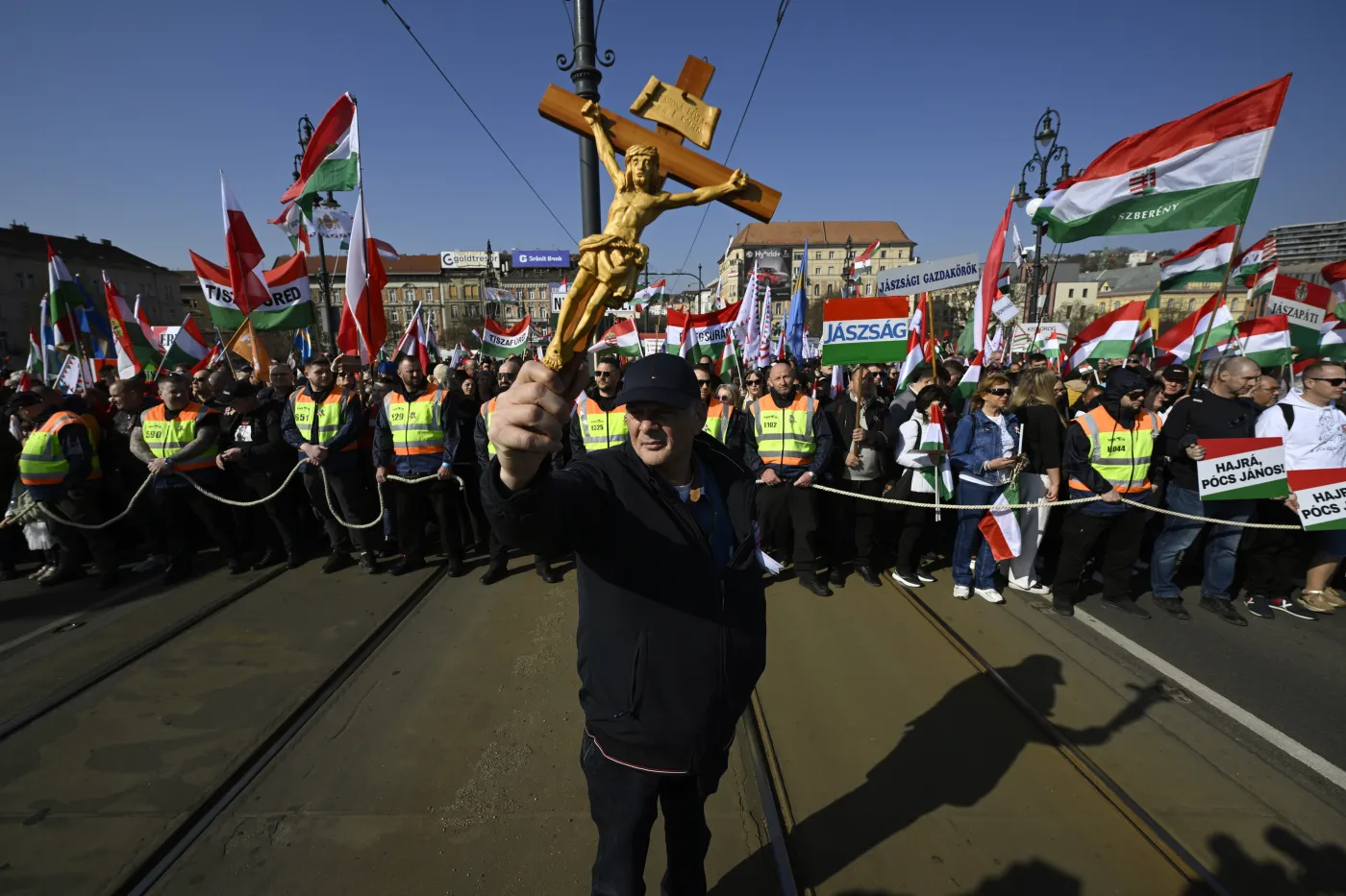 Tysiące Węgrów wyszło na ulice Budapesztu. "Nie staniemy się ukraińską kolonią"