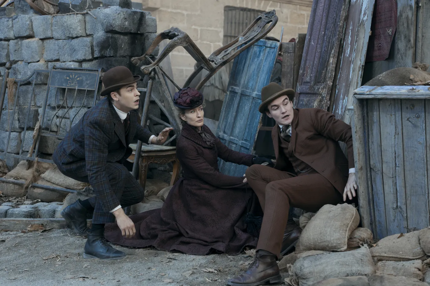 Hero Fiennes Tiffin, Natascha McElhone i Dónal Finn w serialu "Młody Sherlock"