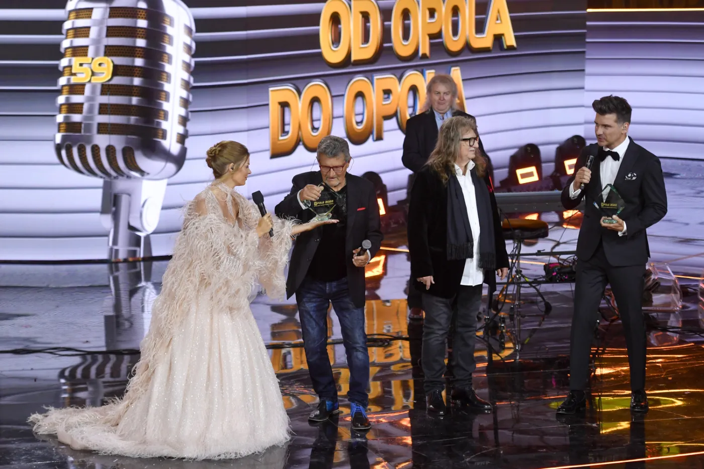 Trudny QUIZ muzyczny. Wielkie przeboje festiwalu w Opolu. 10/10 dla superfanów