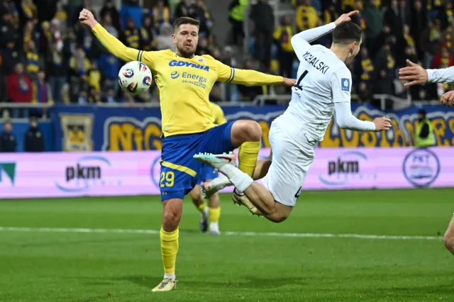 Arka w debiucie Banasika lepsza od Zagłębia. Widzew w coraz gorszej sytuacji