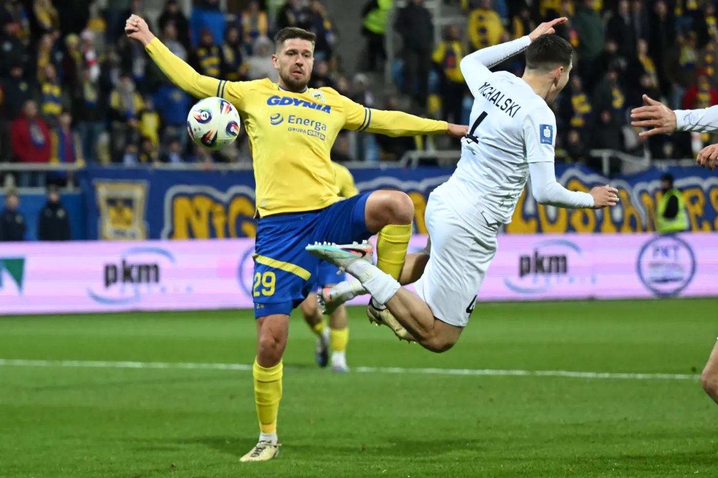 Arka w debiucie Banasika lepsza od Zagłębia. Widzew w coraz gorszej sytuacji