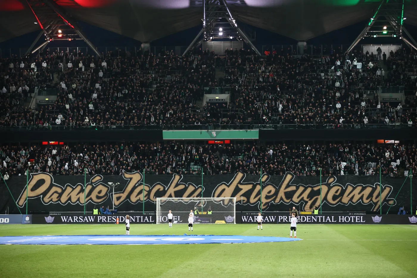 kibice-legii-warszawa-oddali-hold-trenerowi-magierze-panie-jacku-dziekujemy-39112531.jpg