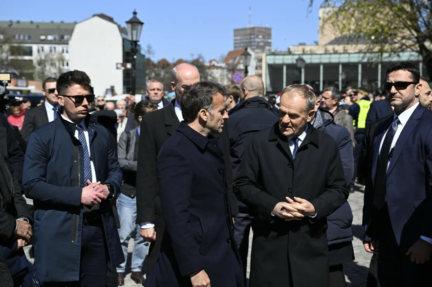 Powitanie prezydenta Francji Emmanuela Macrona przez premiera Donalda Tuska