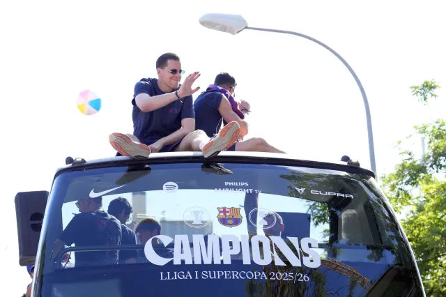 Lewandowski i Szczęsny na dachu autobusu. Tak świętowali mistrzostwo Hiszpanii