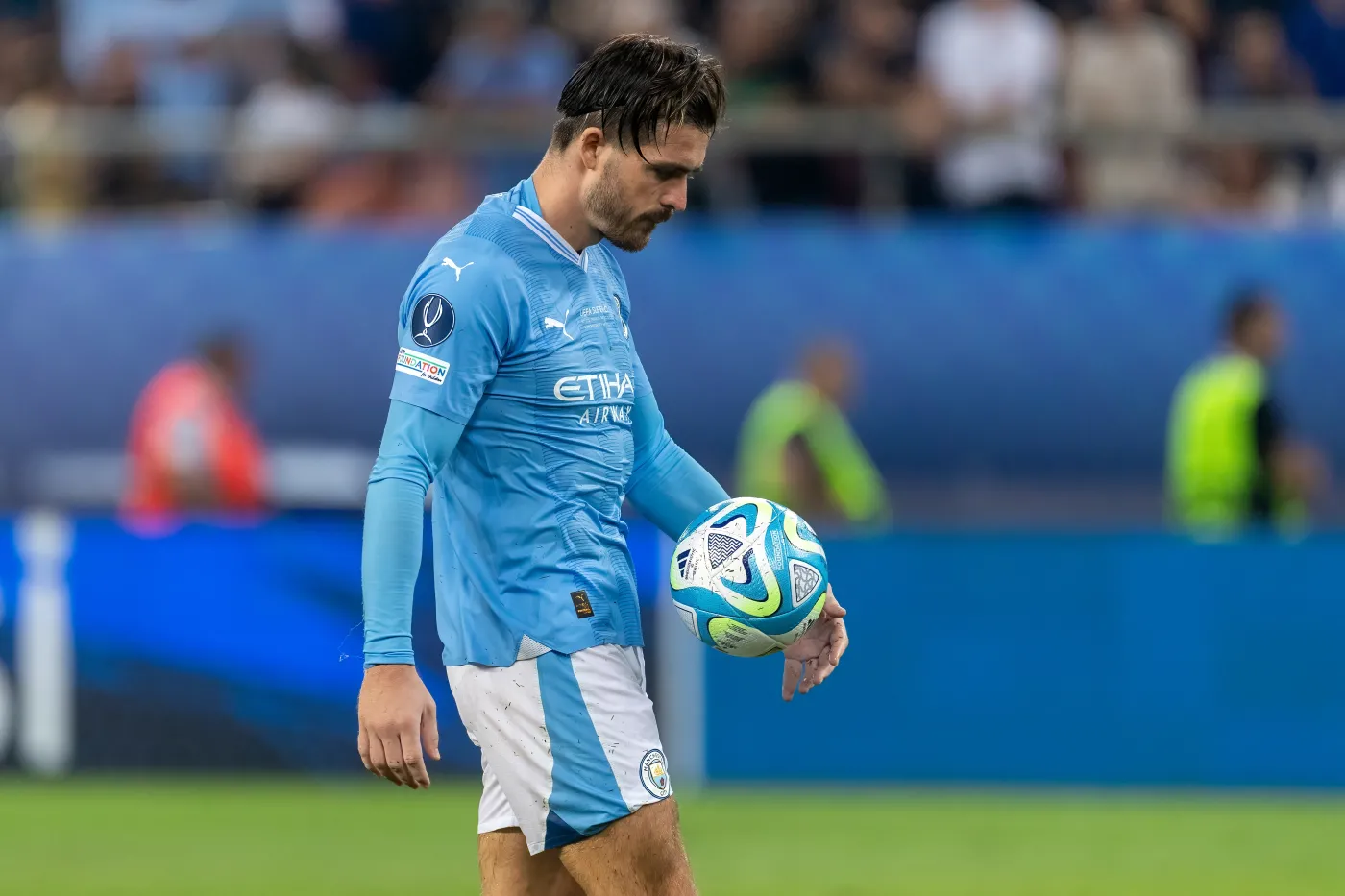 Piłkarz reprezentacji kraju usnął przy stoliku, który uginał się od alkoholu