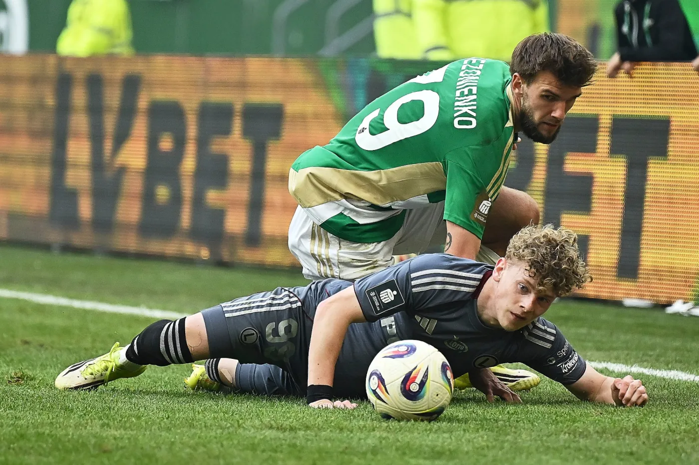 Legia zachowała szansę na grę w pucharach. Lechia w bardzo trudniej sytuacji