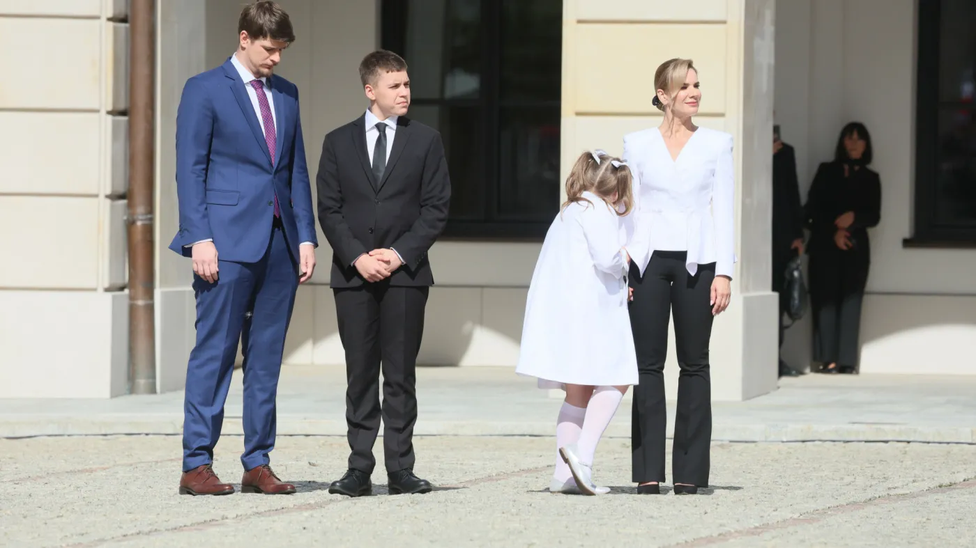 Wejście pary prezydenckiej do Pałacu Prezydenckiego